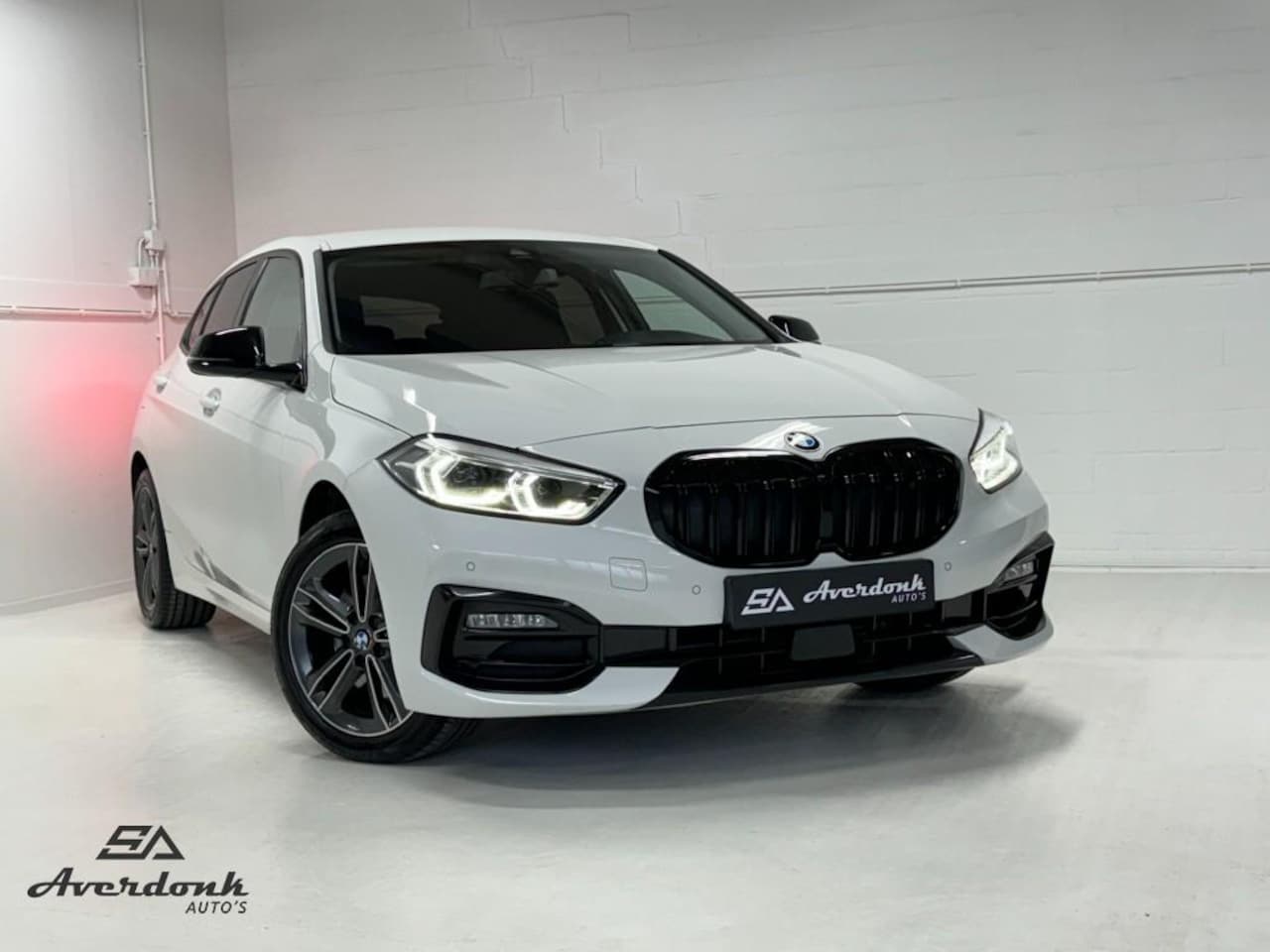 BMW 1-serie - 118i 140PK EXECUTIVE ED. NAP/Sportst/Sfeerv/Carplay/Shadowline - AutoWereld.nl