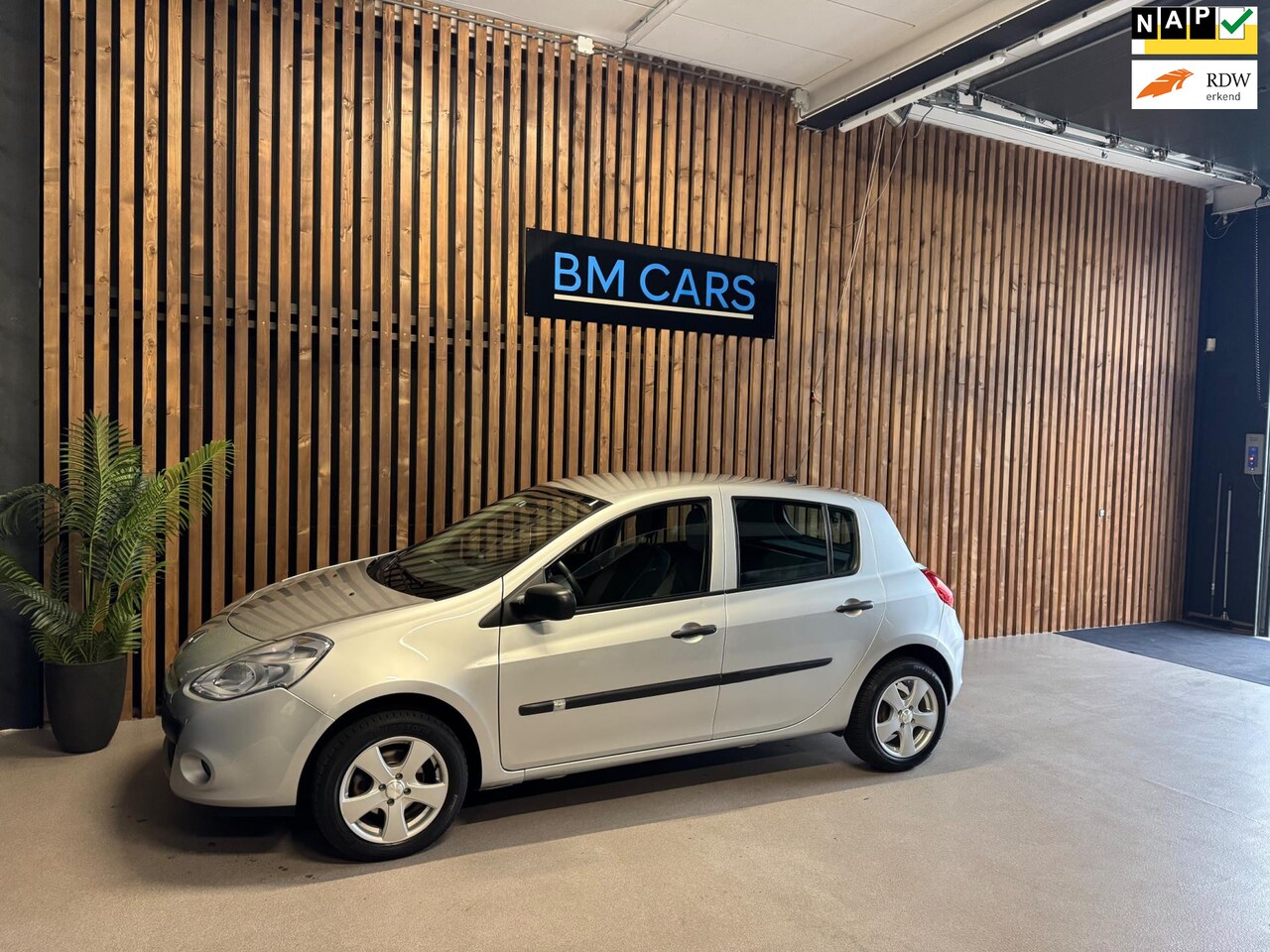 Renault Clio - 1.2 Special Line Airco,2e eigenaar,Navigatie - AutoWereld.nl