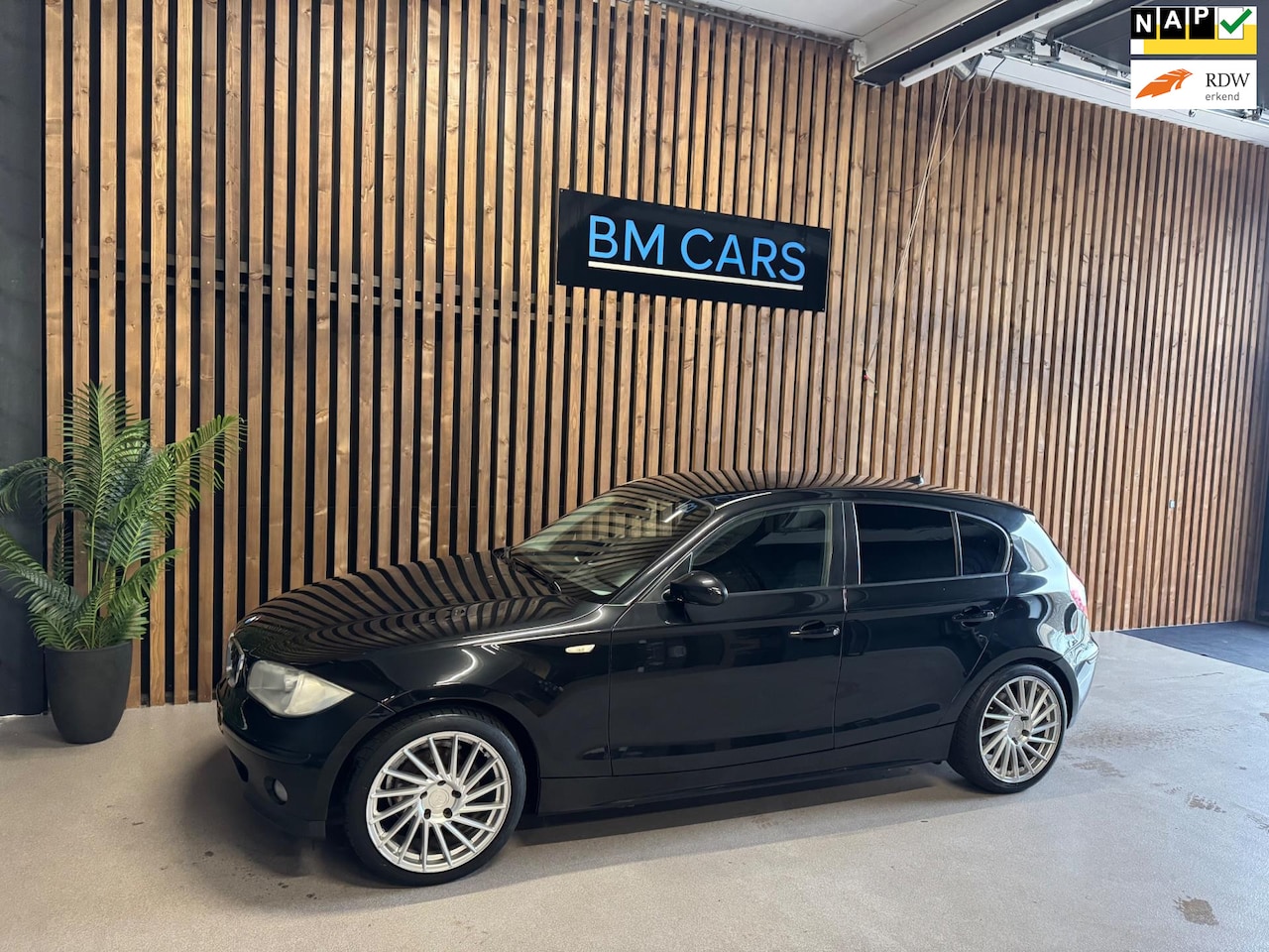 BMW 1-serie - 116i High Executive Airco,Trekhaak,Cruise - AutoWereld.nl