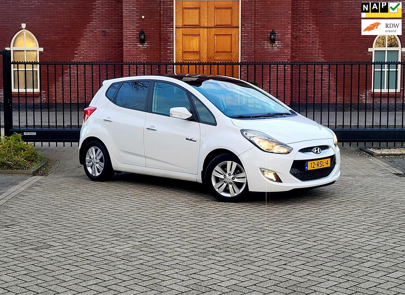 Hyundai ix20 - 1.6i i-Catcher / Leer / Navi / Camera / Panodak / Nap / Dealer onderhouden - AutoWereld.nl