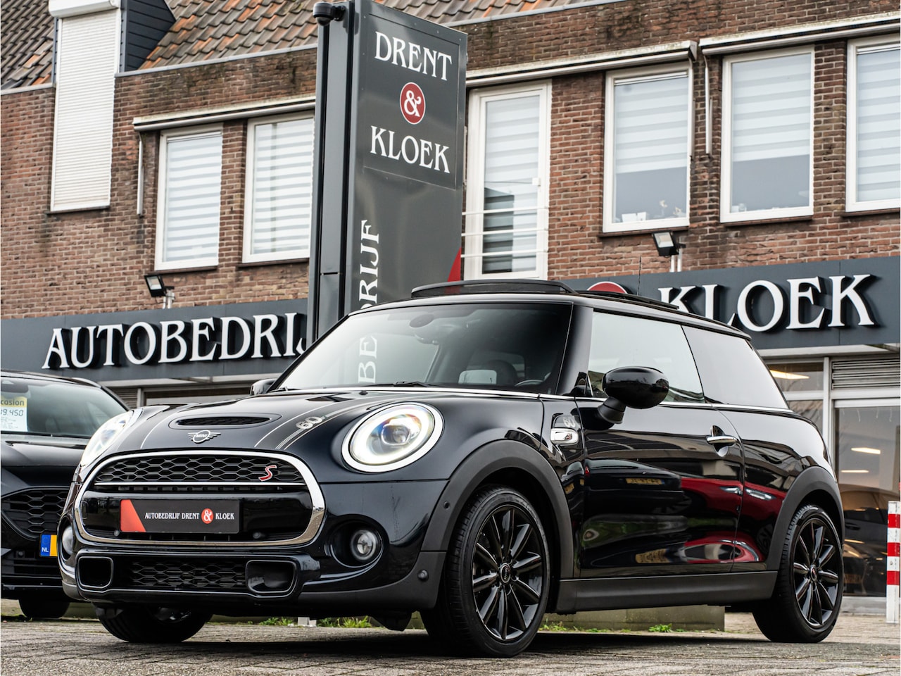 MINI Cooper S - Mini 2.0 60 Years Edition ORG NL PANO CAMERA HUD HARMAN KARDON LEDER 23000KM!! - AutoWereld.nl