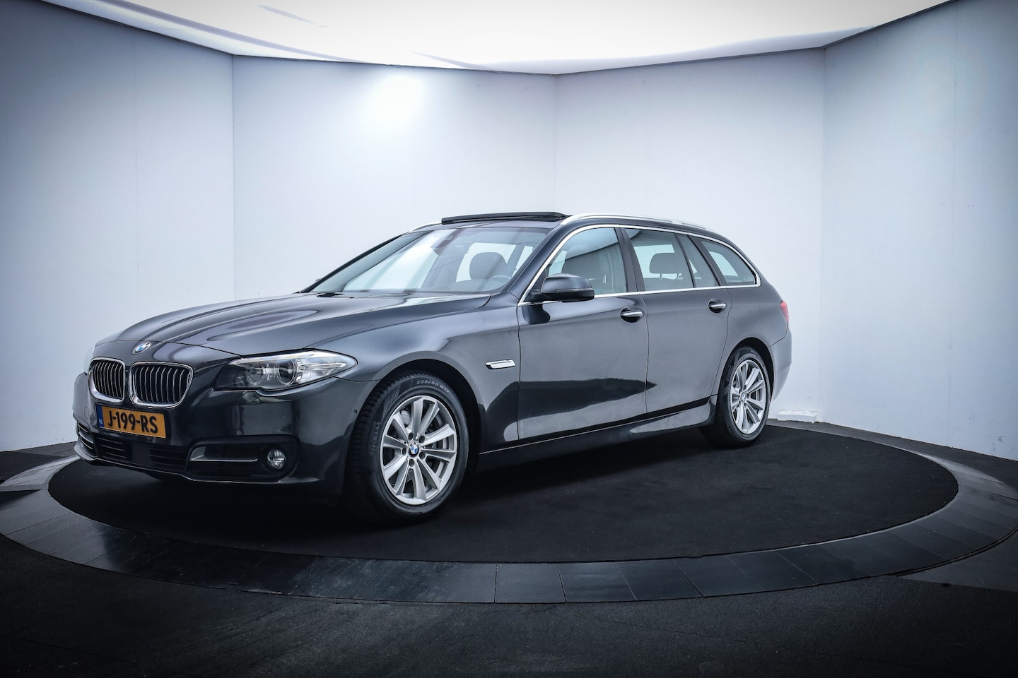 BMW 5-serie Touring - 520xdA Luxury Edition PANO/XENON/CAMERA/ACC/STOELVERW./HEAD UP/NAVI/PDC V+A/LMV - AutoWereld.nl