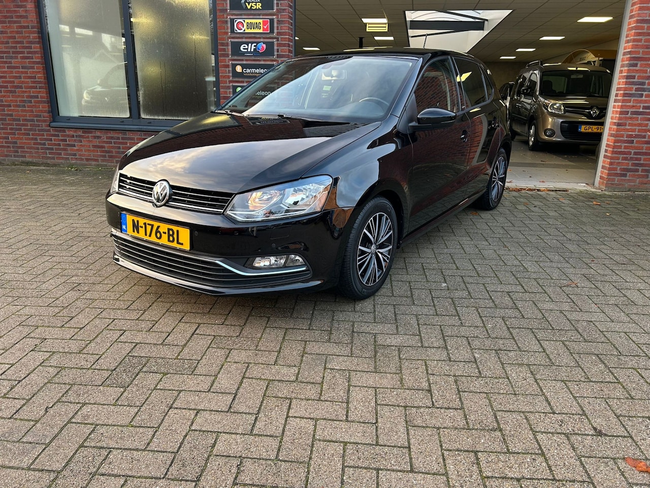 Volkswagen Polo - 1.0 Allstar/ 5DRS/ NAVI/ PDC voor en achter - AutoWereld.nl