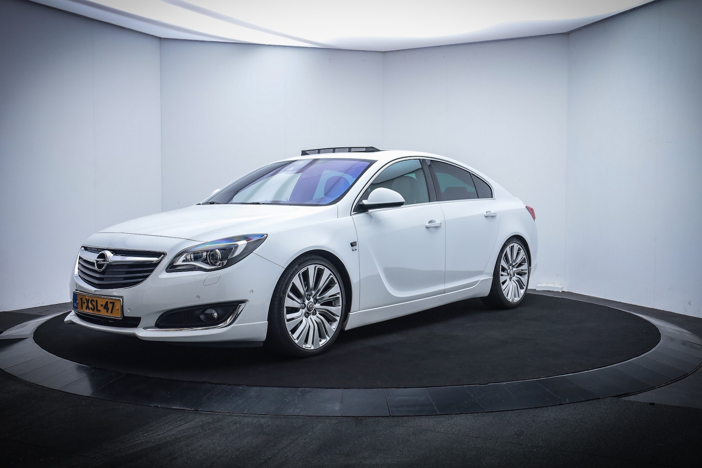 Opel Insignia - 1.6T 170Pk COSMO OPC Line UNIEKE AUTO! SCHUIFDAK/KEYLESS/CAMERA/ADAPTIVE CRUISE/LEDER/STOE - AutoWereld.nl