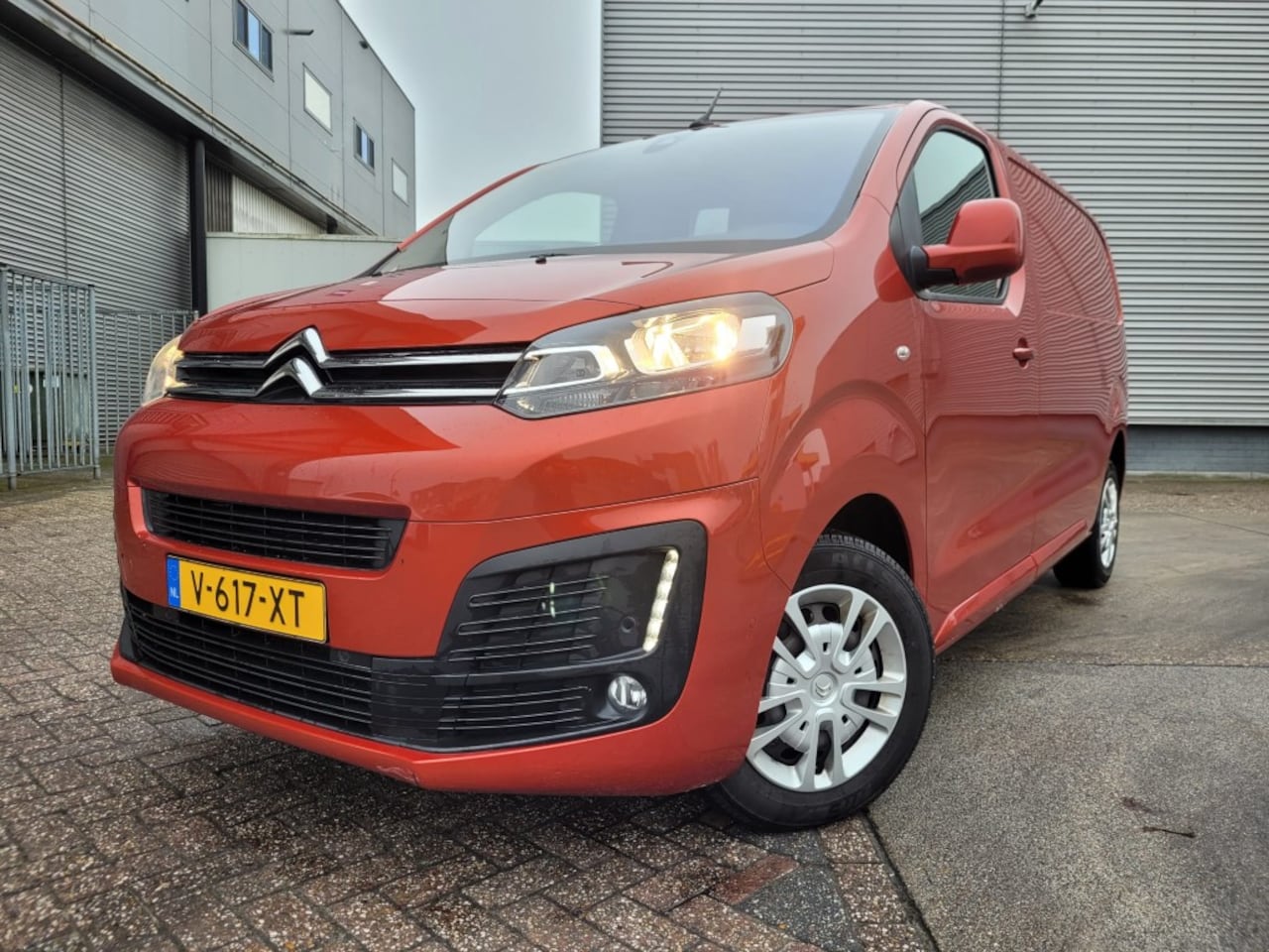 Citroën Jumpy - 2.0 BlueHDI 120 Dark Edition M S&S Netjes en zeer compleet - AutoWereld.nl