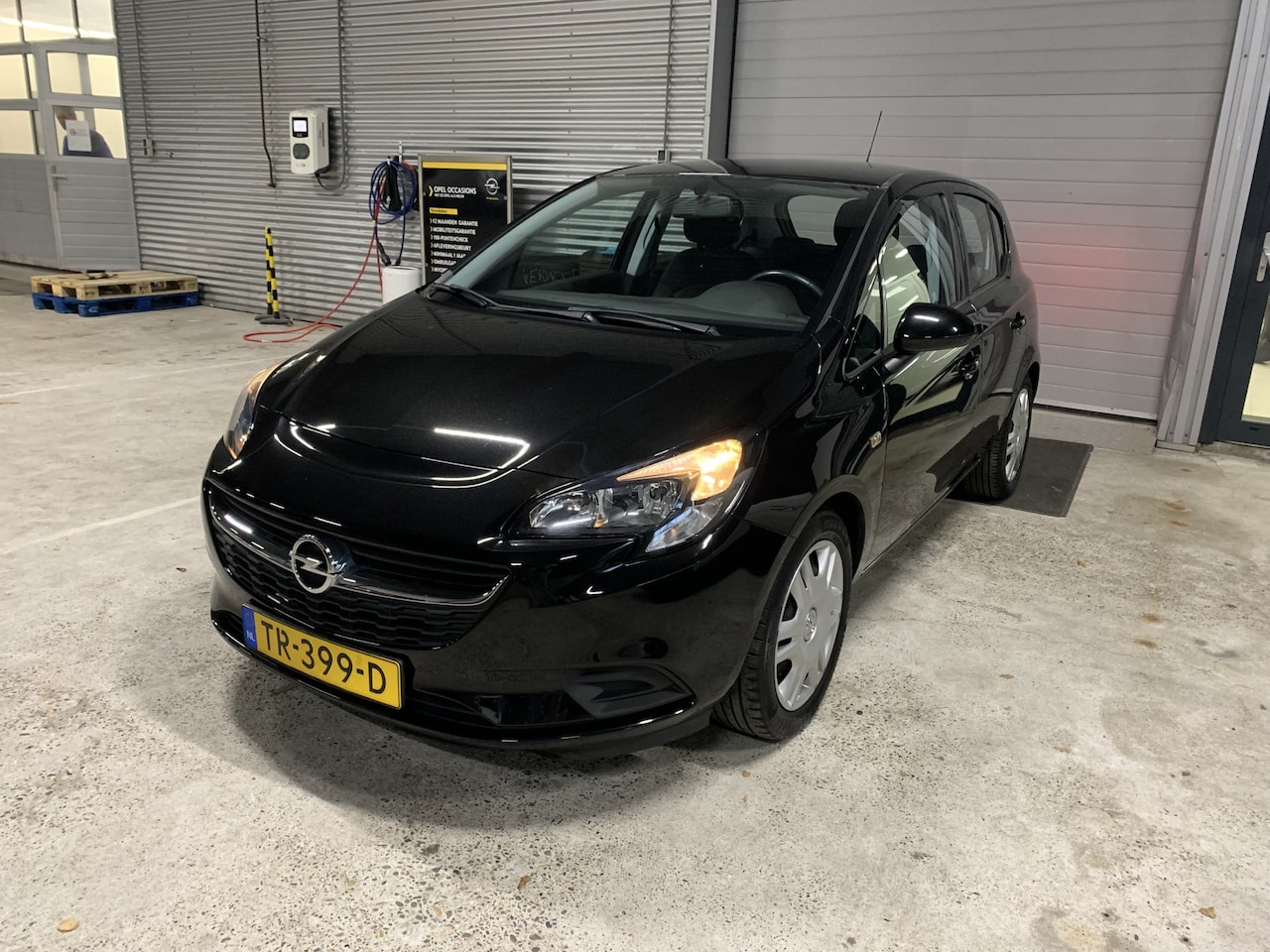 Opel Corsa - 1.4 Favourite airco \ Centrale vergrendeling | Crouse control - AutoWereld.nl