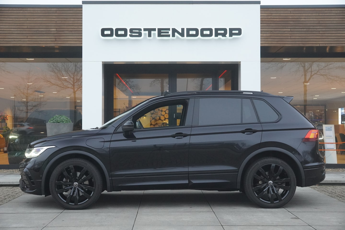 Volkswagen Tiguan - 1.4TSI/245pk eHybrid R-Line Blackstyle|2023|Panoramadak|Trekhaak|IQ-LED|Cruise+ACC|PDC+Cam - AutoWereld.nl