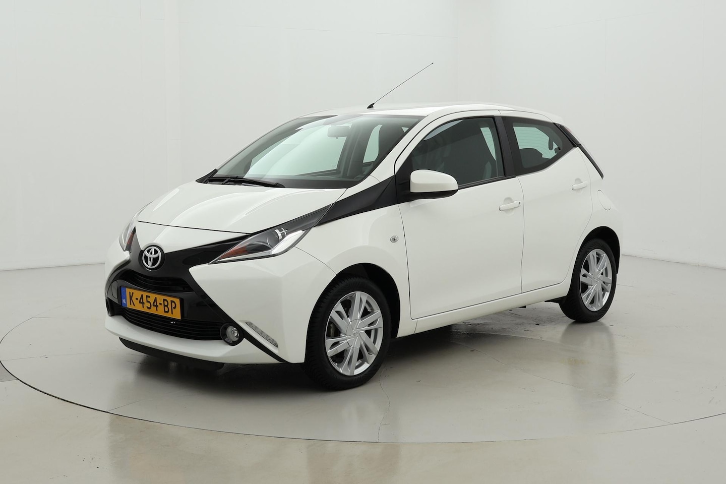 Toyota Aygo - 1.0 VVT-i x-play Sport | 15 inch 5drs - AutoWereld.nl