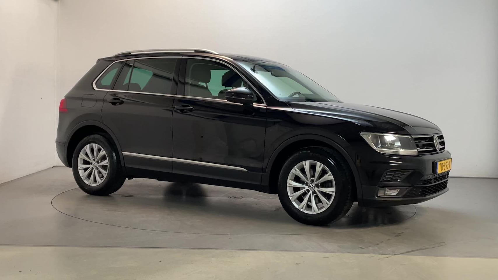 Volkswagen Tiguan - 1.4 TSI 150pk ACT Comfortline Business Parkeersensoren Navigatie DAB+ App-Connect - AutoWereld.nl