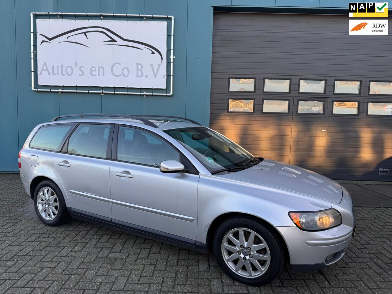 Volvo V50 - 2.4i Clima Cruise Half leder 16"Lm velgen Pdc Trekhaak INRUILKOOPJE - AutoWereld.nl