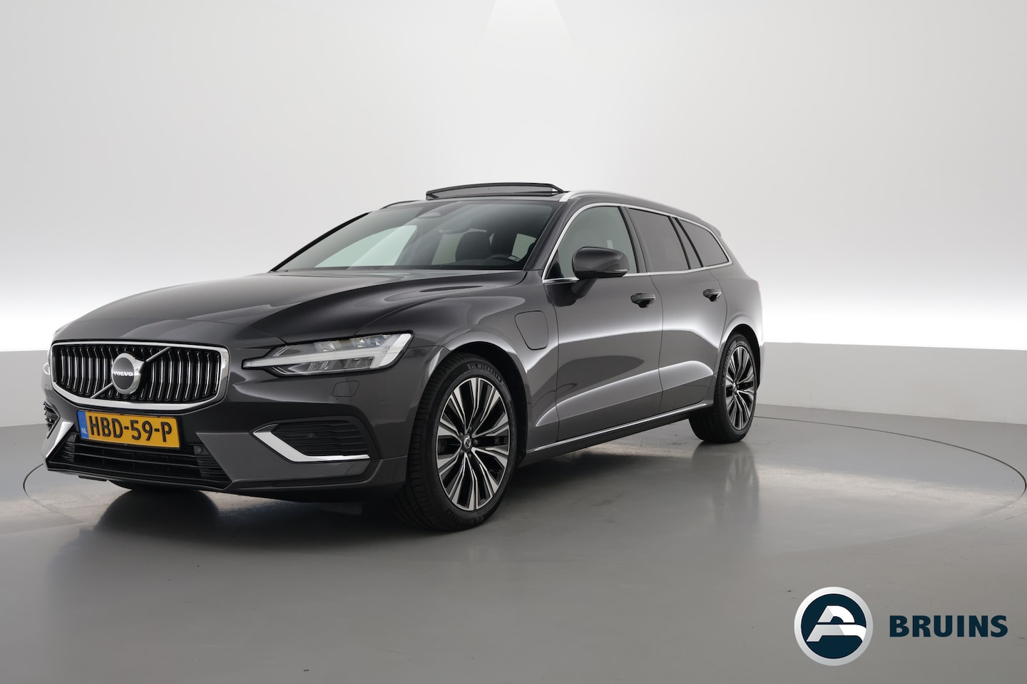 Volvo V60 - T6 Recharge Plus Bright | Pano | 4x stoelen verw. | Stuur & voorruit verw. | - AutoWereld.nl