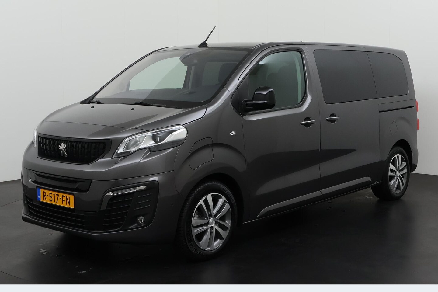 Peugeot e-Traveller - Allure 8-Persoons 75kWh L2H1 | All-in 686,- Private Lease | Zondag Open! - AutoWereld.nl