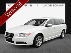 Volvo V70 - T4 Momentum Automaat / bi-xenon koplampen / Trekhaak / 17" Velgen / Dakspoiler /