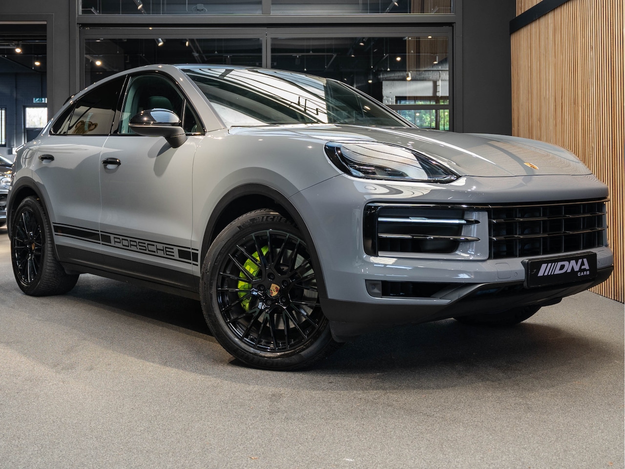 Porsche Cayenne Coupé - E-Hybrid Passenger Display 3.0 E-Hybrid Sport Stoelen 22 Inch - AutoWereld.nl