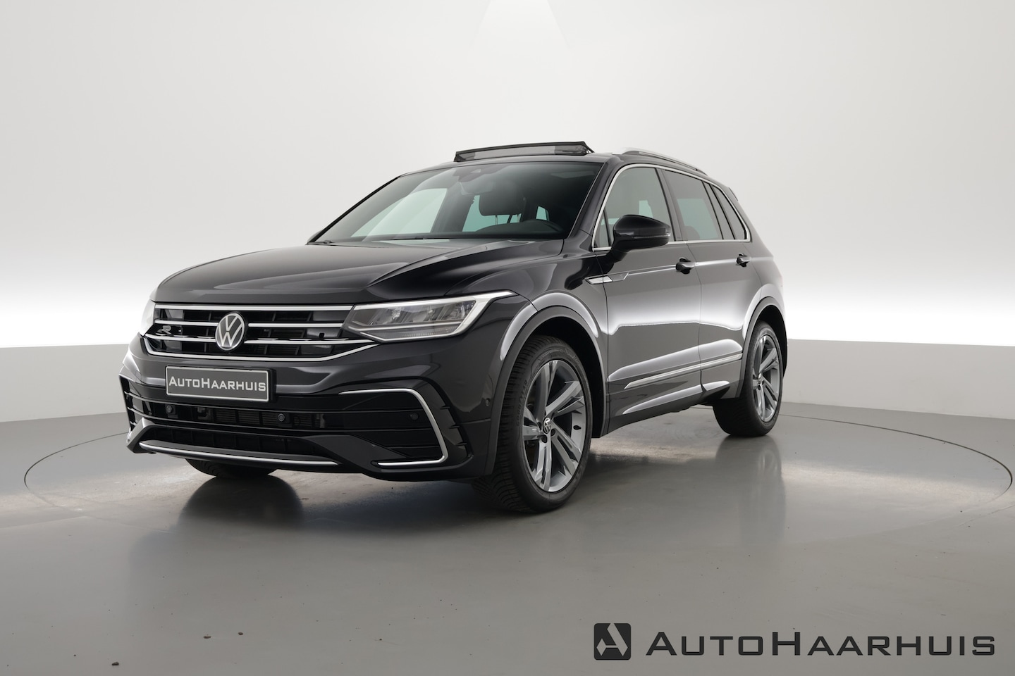 Volkswagen Tiguan - 1.5 TSI R-Line DSG | Pano | Adapt. Cruise | Navi | Elek. Trekhaak | Camera - AutoWereld.nl