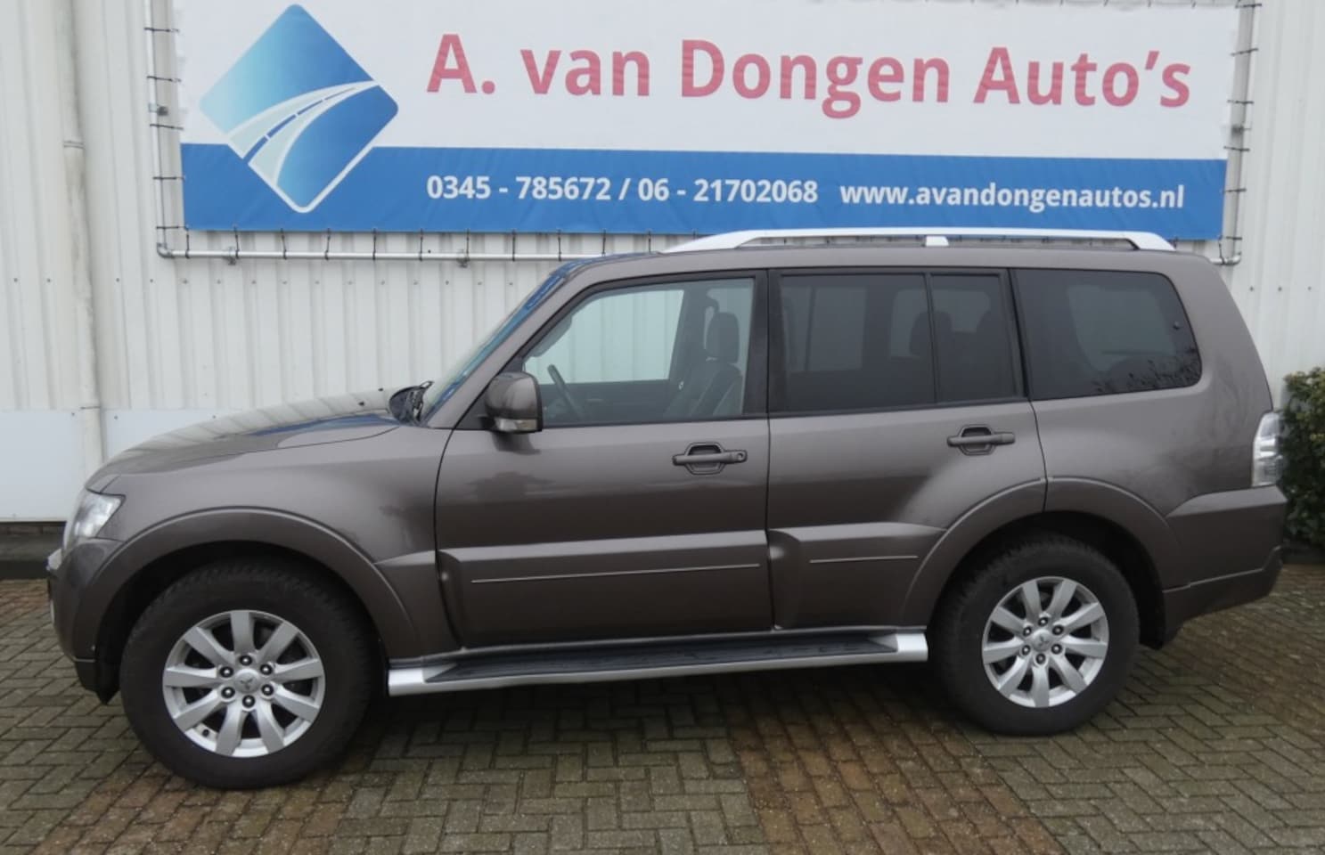 Mitsubishi Pajero - 3.2 DI-D INSTYLE Automaat  7Pers,Navi,Pano,Camera - AutoWereld.nl