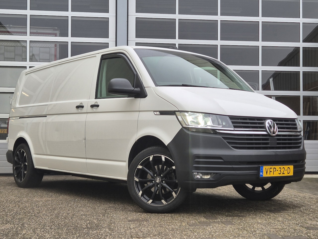 Volkswagen Transporter - 2.0 TDI 150Pk AUT L2H1 NAVI | CRUISE | TREKHAAK - AutoWereld.nl