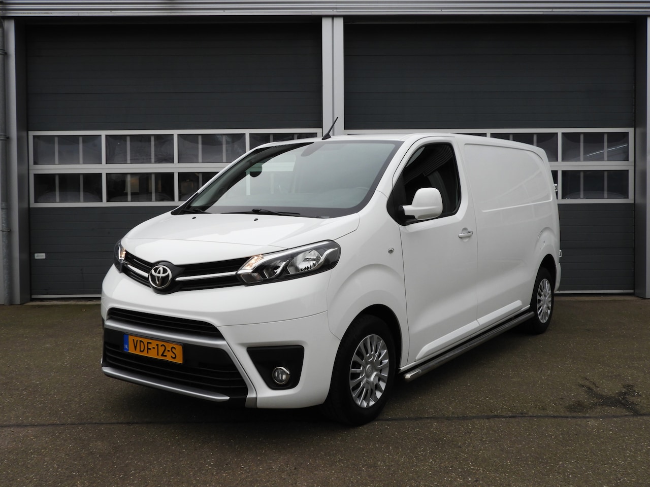 Toyota ProAce Worker - 2.0 D-4D Professional 177 PK | AUT | 3-ZITS - AutoWereld.nl