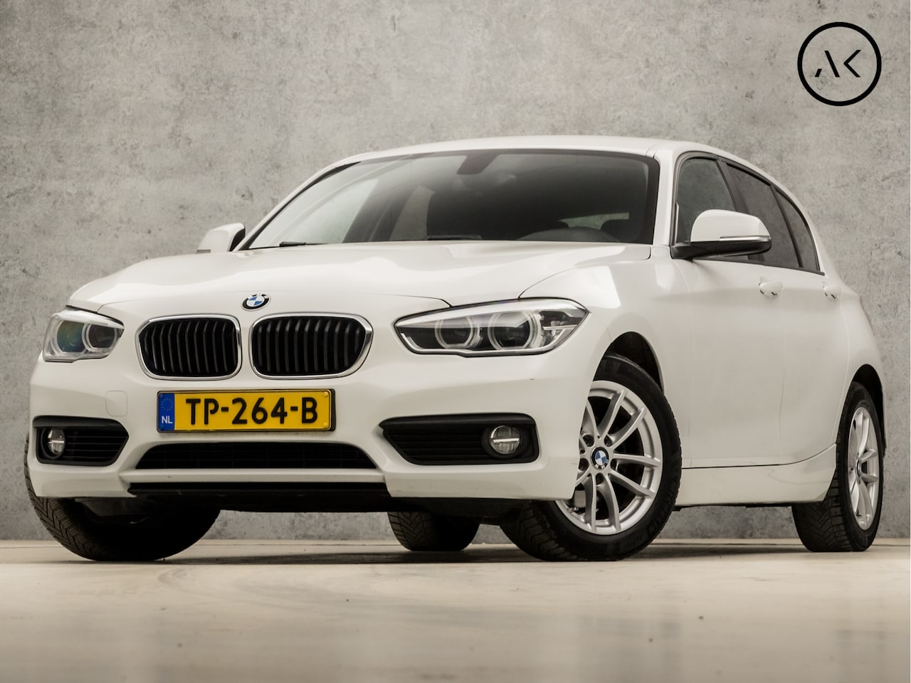 BMW 1-serie - 118i Executive Sport Automaat (NAVIGATIE, CLIMATE, STOELVERWARMING, GETINT GLAS, SPORTSTOE - AutoWereld.nl