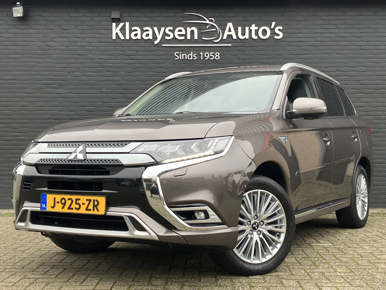 Mitsubishi Outlander - 2.4 PHEV Pure+ 4WD AUT. | 1e eigenaar | apple carplay | camera | keyless go | parkeersens. - AutoWereld.nl