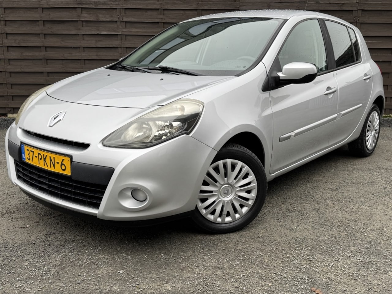 Renault Clio - 1.2 Authentique / Unieke KM-stand / 100% Onderhouden - AutoWereld.nl