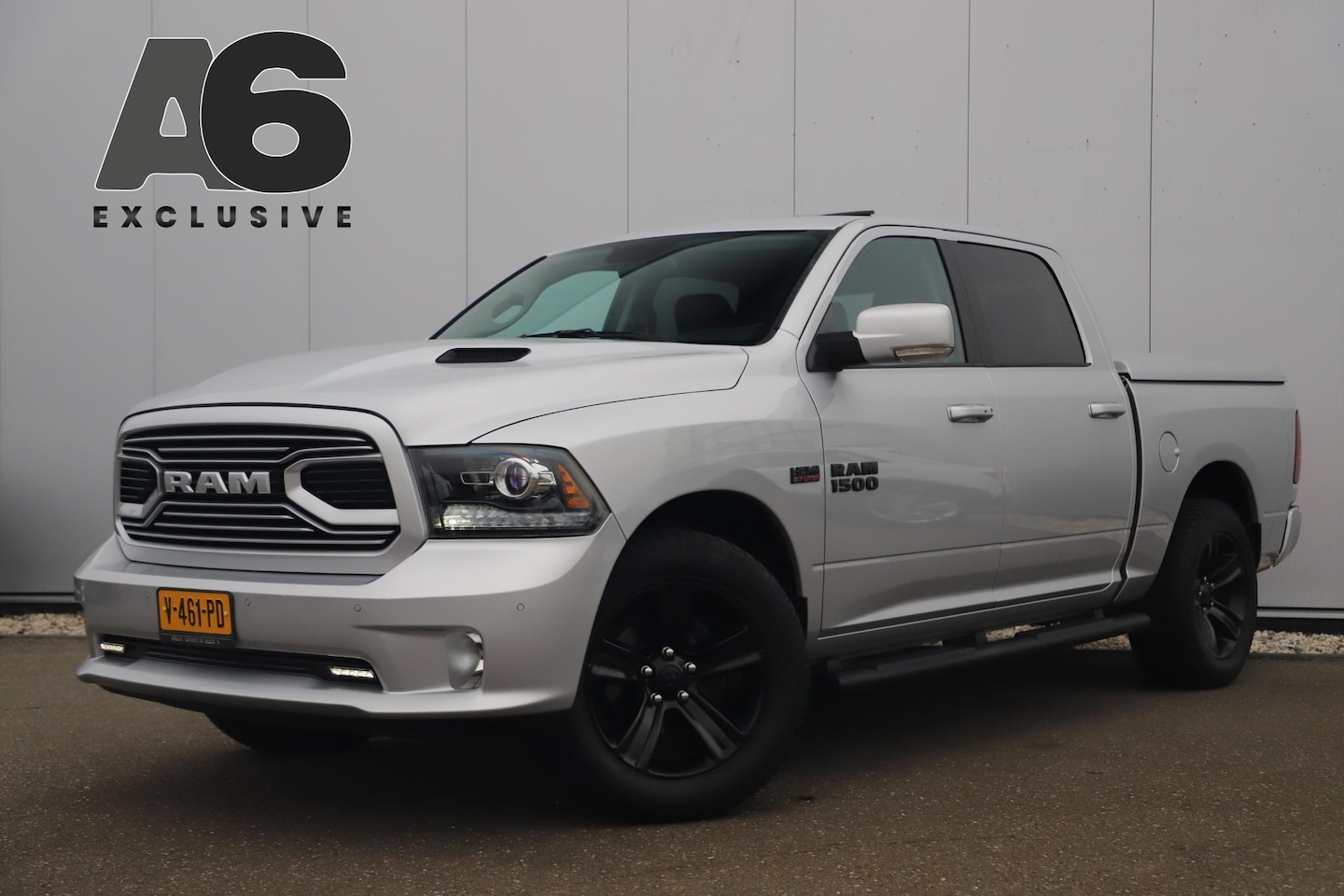 Dodge Ram 1500 - 5.7 V8 4x4 Quad Cab 6'4 Laramie Silver / Black Trekhaak Schuifdak Leder Alpine Sound 20 in - AutoWereld.nl