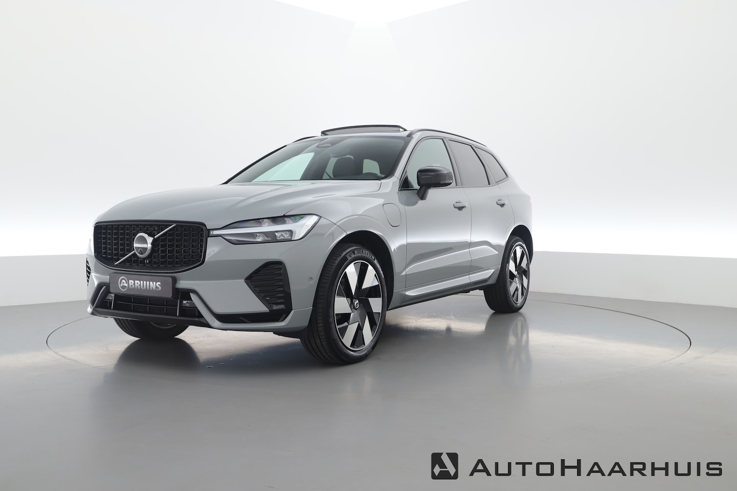 Volvo XC60 - 2.0 T8 Plug-in hybrid AWD Plus Dark | 360 Cam. | Vooruit, stuur, voorstoel achterbank verw - AutoWereld.nl