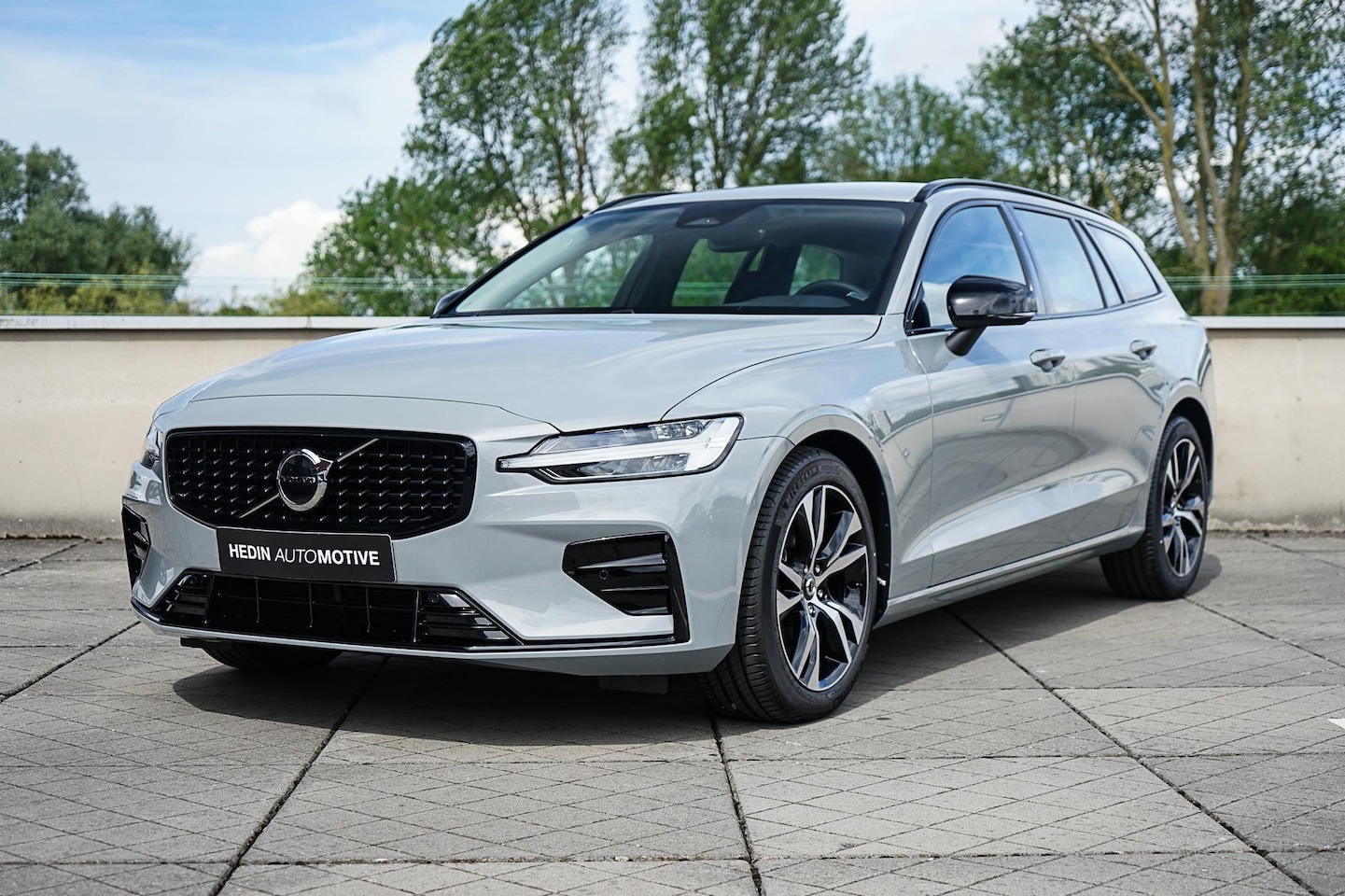 Volvo V60 - 2.0 B3 Plus Dark |Nieuw en binnen een week rijden! | 1800 KG Trekgewicht | Automaat | Lede - AutoWereld.nl