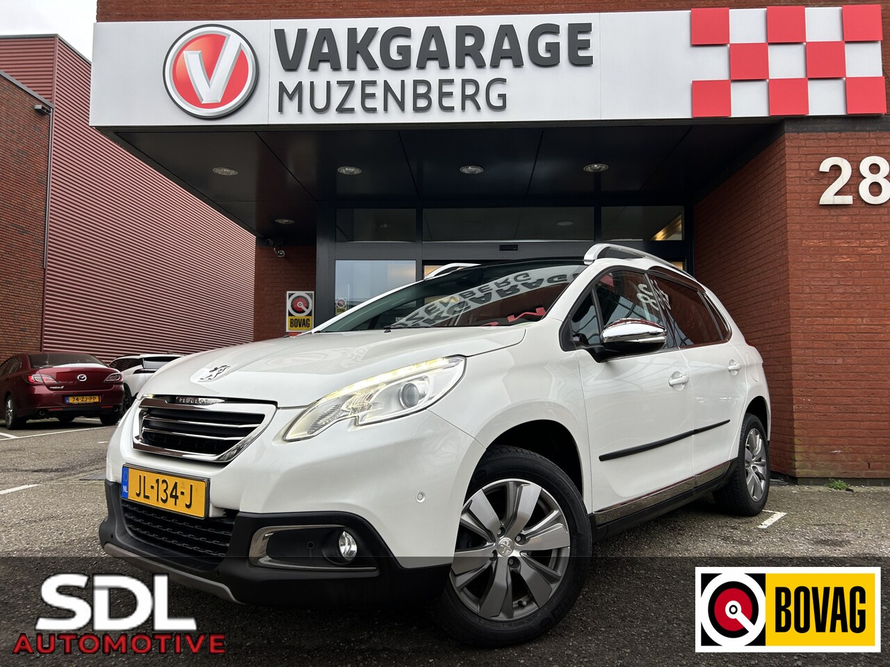 Peugeot 2008 - 1.2 PureTech Allure // NAVI // PDC // CLIMA // CAMERA // PANO-DAK // HALF LEDER - AutoWereld.nl