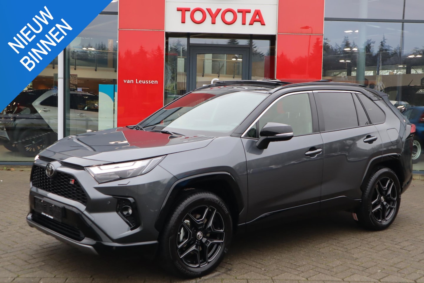 Toyota RAV4 - 2.5 HYBRID AWD GR SPORT APPLE/ANDROID SCHUIF/KANTELDAK JBL BLISS VOORRUITVERWARMING 360GR- - AutoWereld.nl