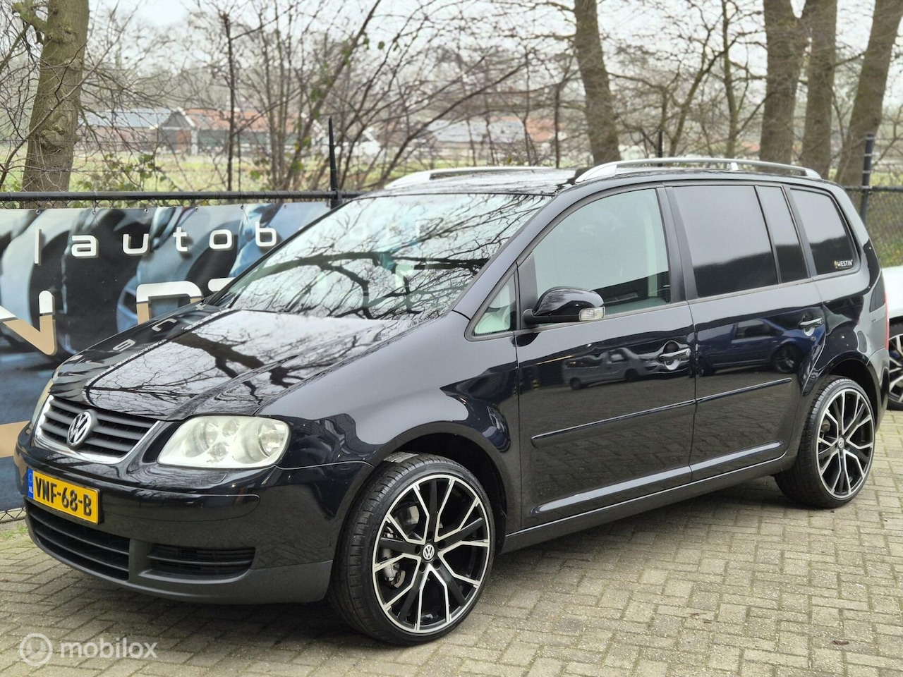 Volkswagen Touran - 1.6-16V FSI AUT | GRIJS KENTEKEN | STOEL V. | CLIMA | 19'' | TREKHAAK | NAVI | - AutoWereld.nl