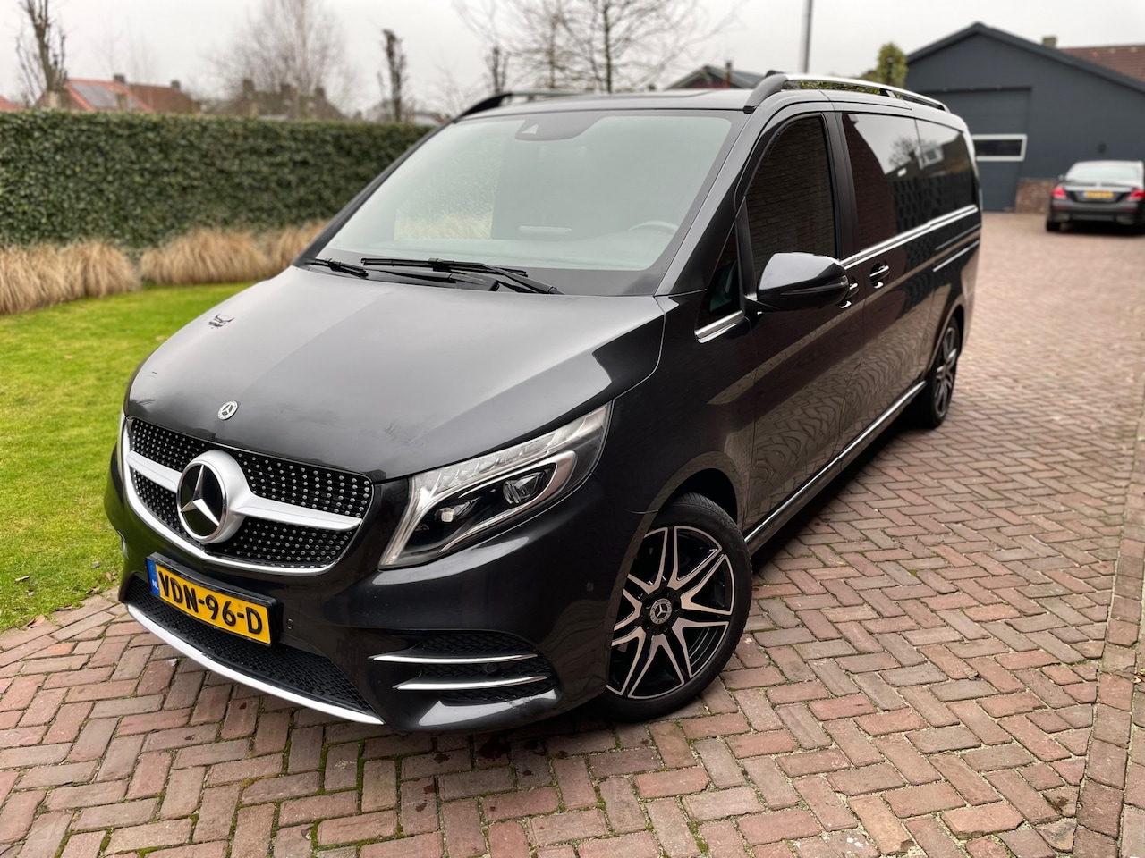 Mercedes-Benz V-klasse - 300d Extra Lang DC AMG Burmester Distronic - AutoWereld.nl