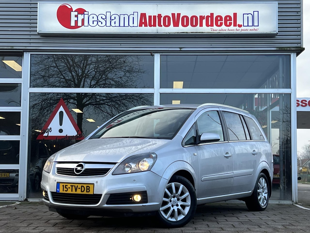 Opel Zafira - 2.2 Cosmo Automaat / 7 Persoons / 156.480 KM! / Trekhaak / APK 12-2024/ - AutoWereld.nl