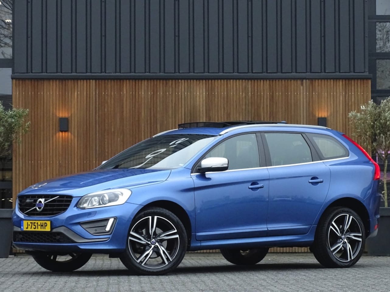 Volvo XC60 - 2.0 D4 191PK FWD / R-Design / 2017 / ACC / LED - AutoWereld.nl