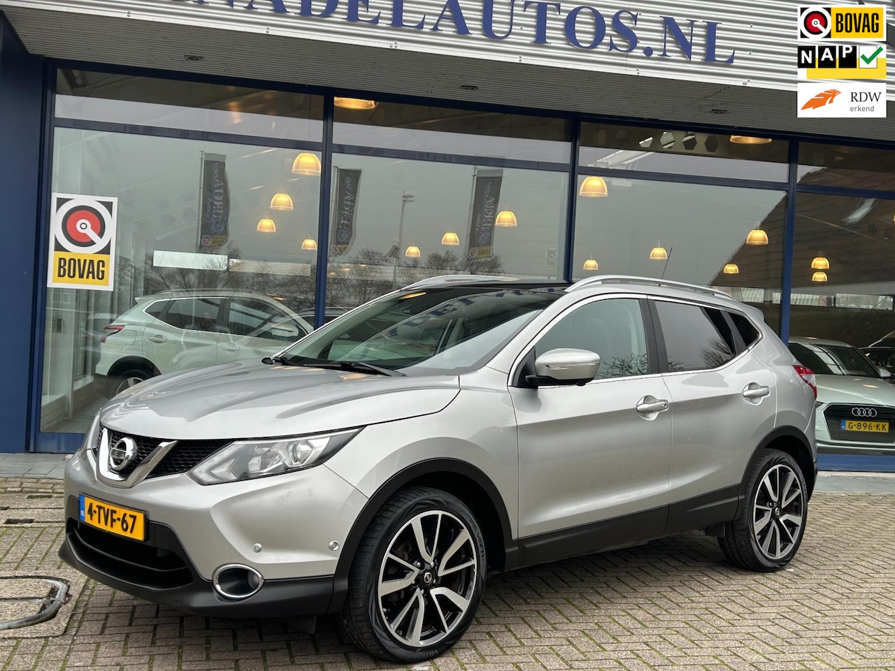 Nissan Qashqai - 1.6 dCi Tekna Panorama Leder Navi 360 Camera Park.Sens Trekhaak NAP NL-Auto Volledig Deale - AutoWereld.nl