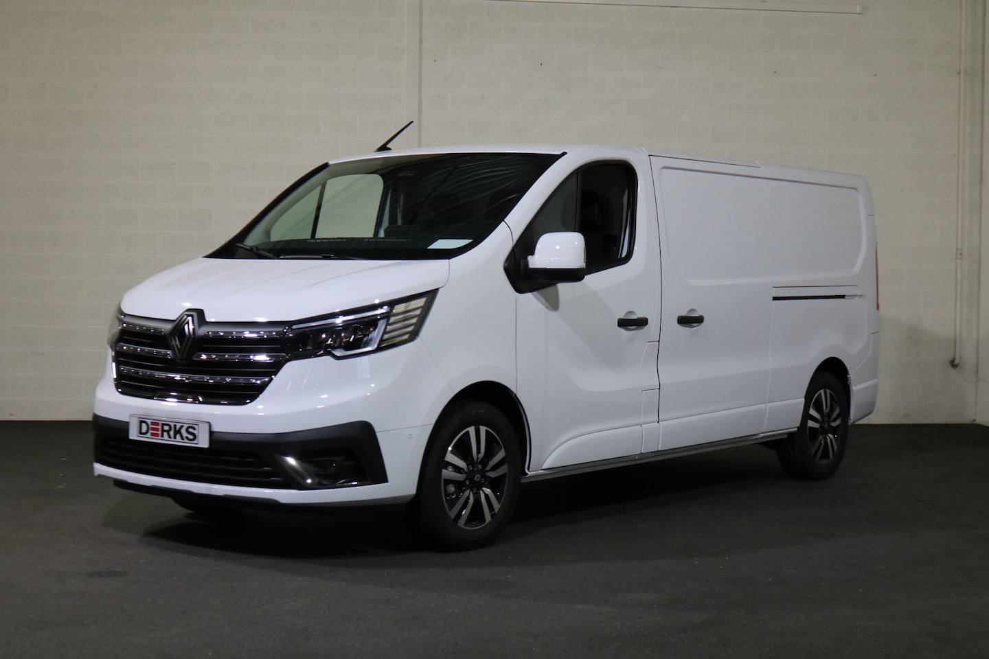 Renault Trafic - 2.0 dCi 170pk L2 H1 Automaat Airco Navigatie Camera Trekhaak - AutoWereld.nl