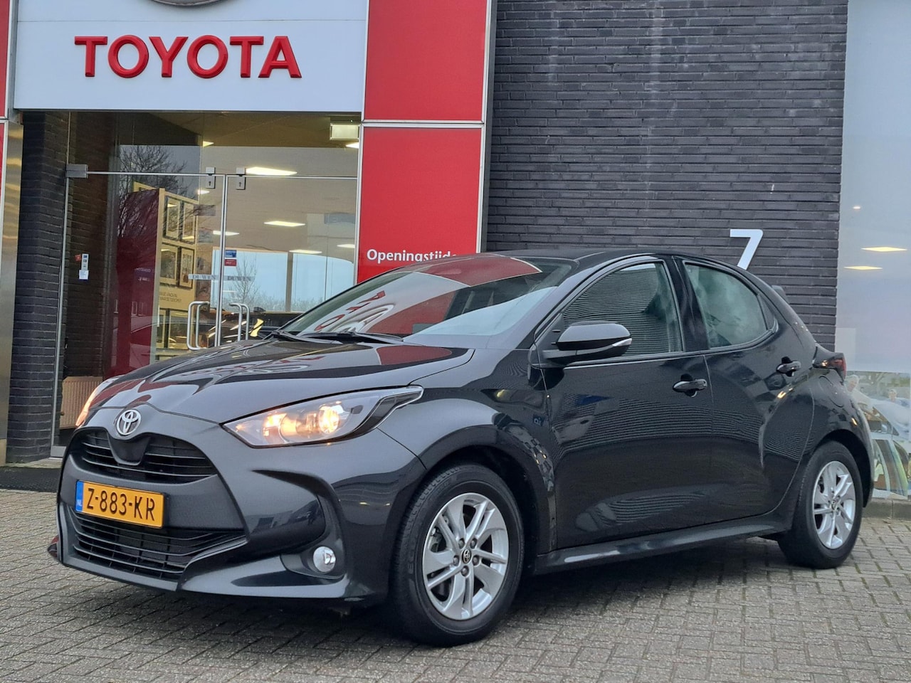 Toyota Yaris - 1.5 HYBRID 115 ACTIVE 5-DEURS APPLE/ANDROID CAMERA AD-CRUISE NL-AUTO - AutoWereld.nl