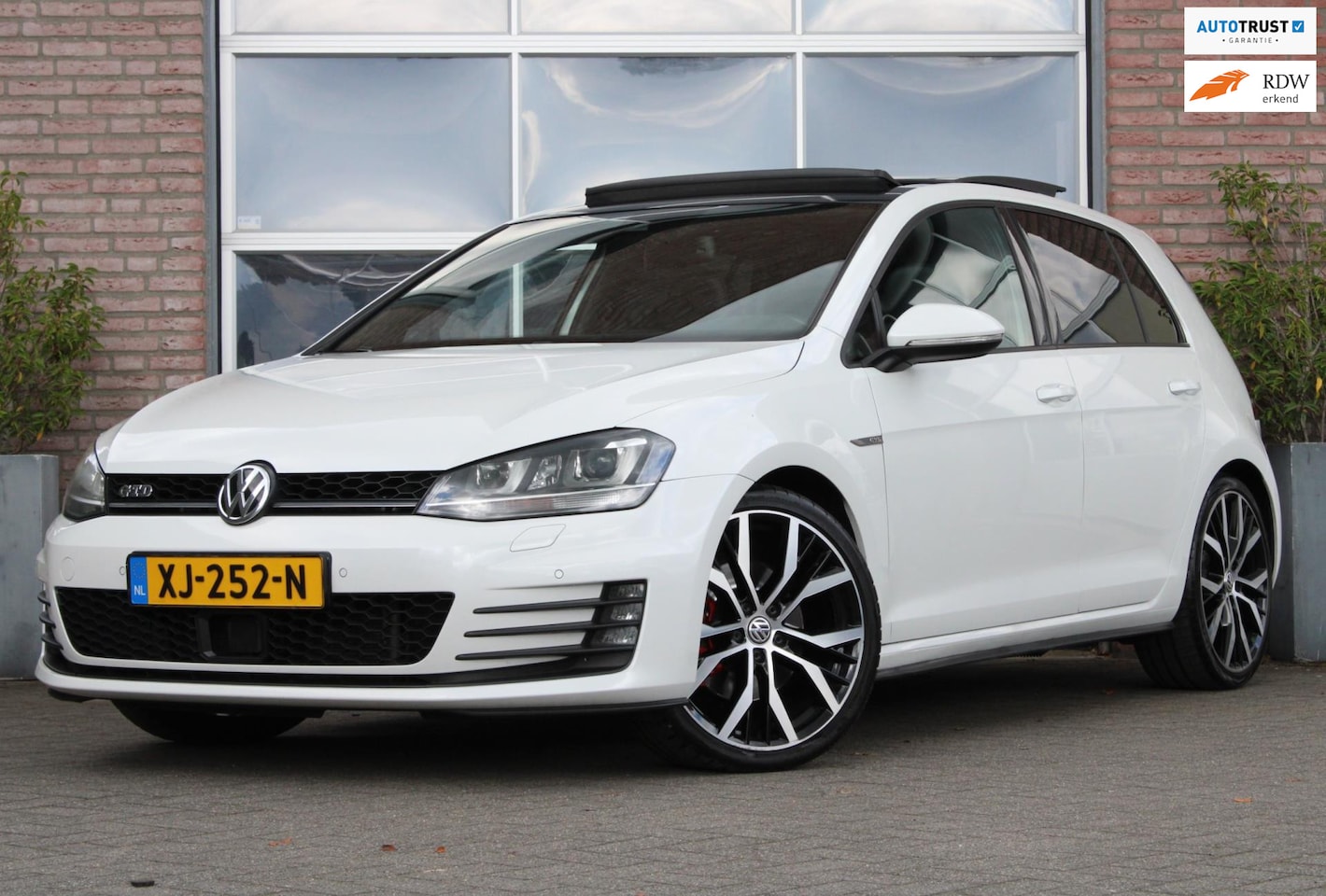 Volkswagen Golf - 2.0 TDI GTD DSG / PANO / ACC / LEDER - AutoWereld.nl