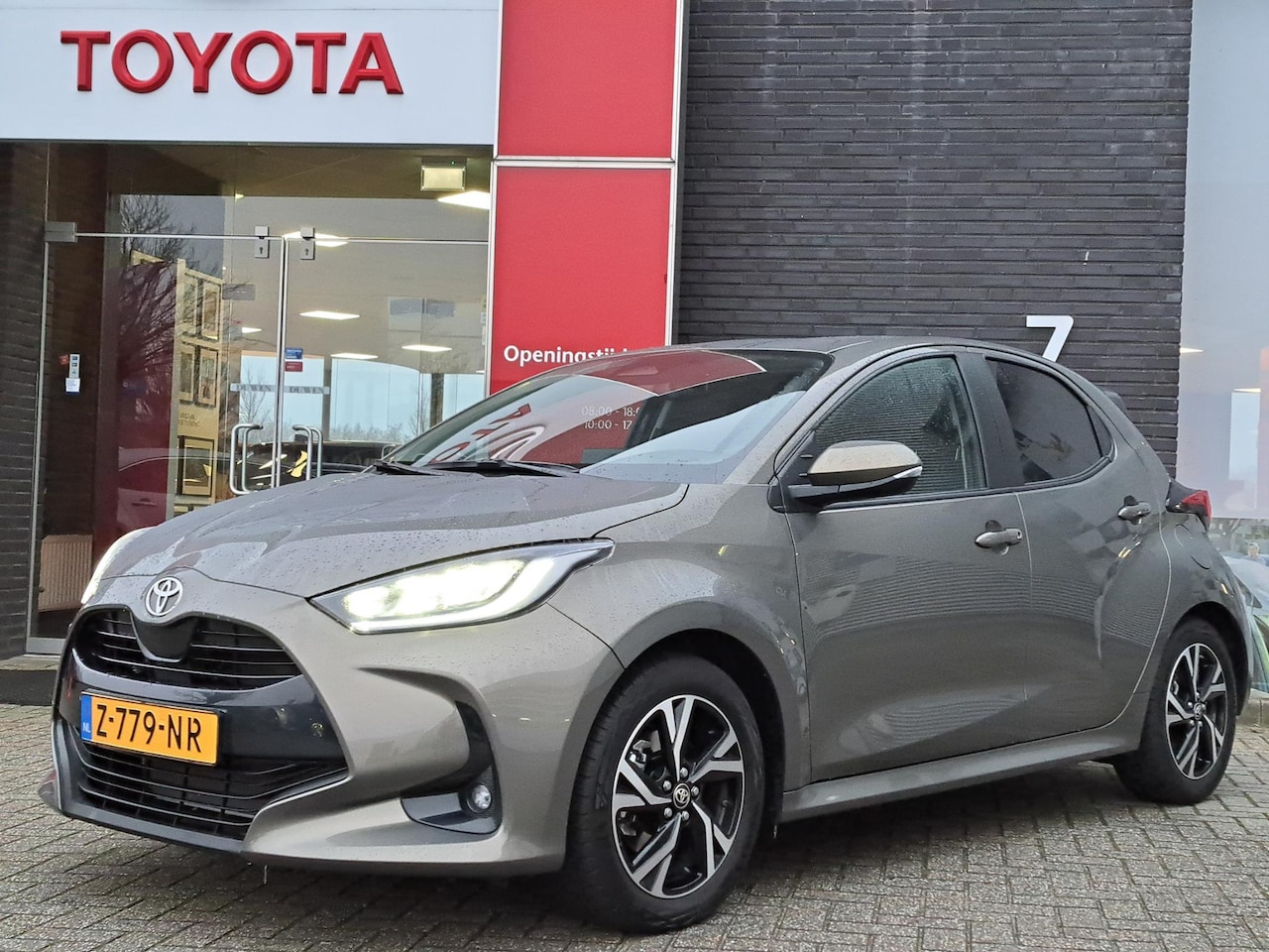 Toyota Yaris - 1.5 HYBRID 115 FIRST EDITION APPLE/ANDROID LED-PAKKET 16"LMV NAVI CAMERA AD-CRUISE NL-AUTO - AutoWereld.nl