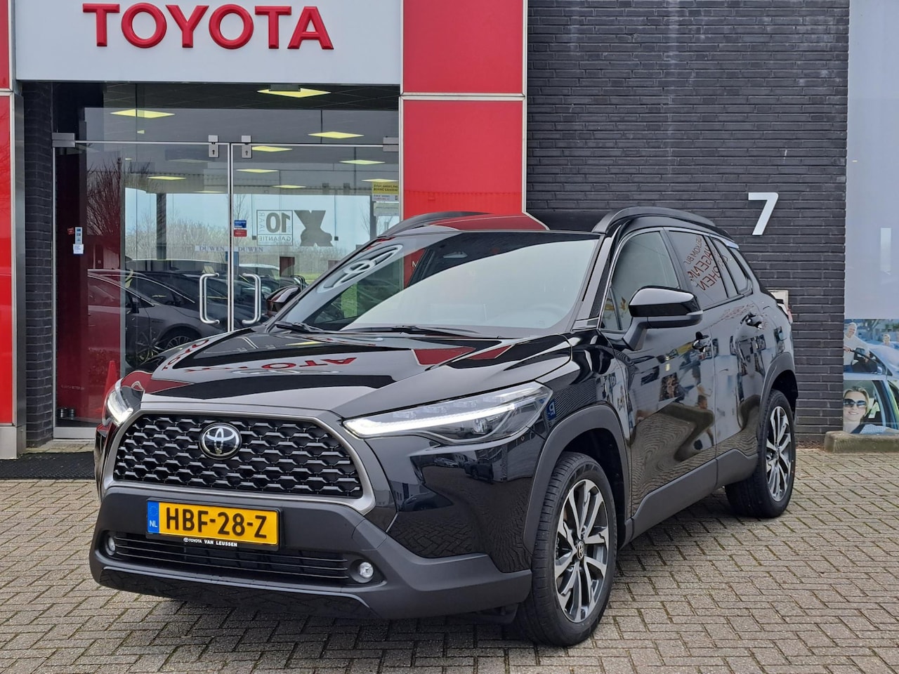 Toyota Corolla Cross - HYBRID 140 DYNAMIC APPLE/ANDROID LED 18"LMV PRIVACY-GLASS DRAADLOOS-LADEN-TEL NL-AUTO - AutoWereld.nl