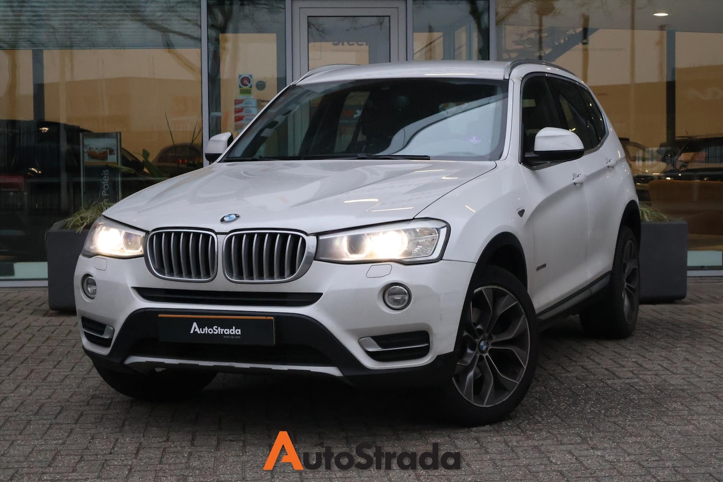 BMW X3 - 2.0 SDRIVE 20i High Executive 184PK I Navi I Stoelverwarming I Trekhaak - AutoWereld.nl