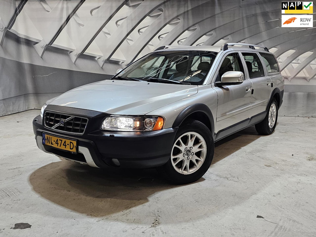 Volvo XC70 - 2.4 D5 Summum AWD 4X4 handgeschakeld dealer onderhouden - AutoWereld.nl