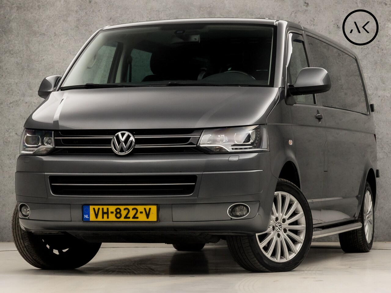 Volkswagen Transporter - 2.0 TDI L2H1 Highline 180Pk Automaat (NAVIGATIE, LEDER, XENON, 5 ZITPLAATSEN, GETINT GLAS, - AutoWereld.nl