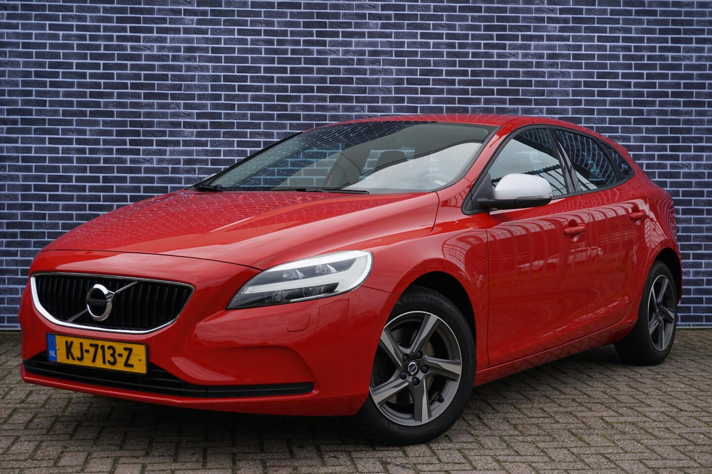 Volvo V40 - T2 Nordic+ | Nieuw Binnen | Full Led | Standkachel | Stoelverwarming | Verwarmbare voorrui - AutoWereld.nl