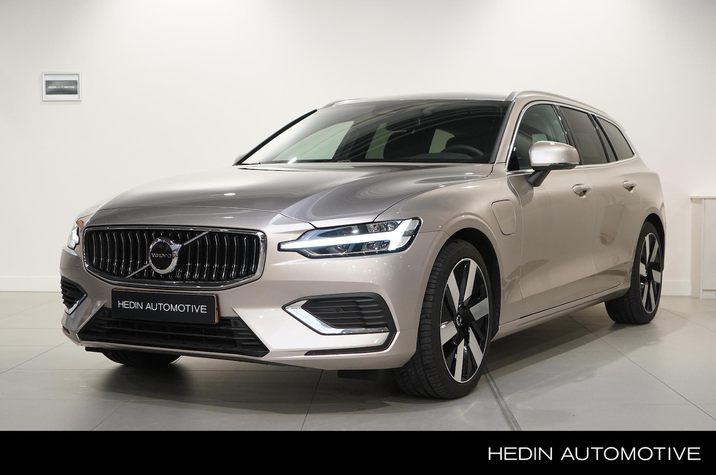 Volvo V60 - 2.0 T6 Plug-in hybrid AWD Essential Edition - AutoWereld.nl