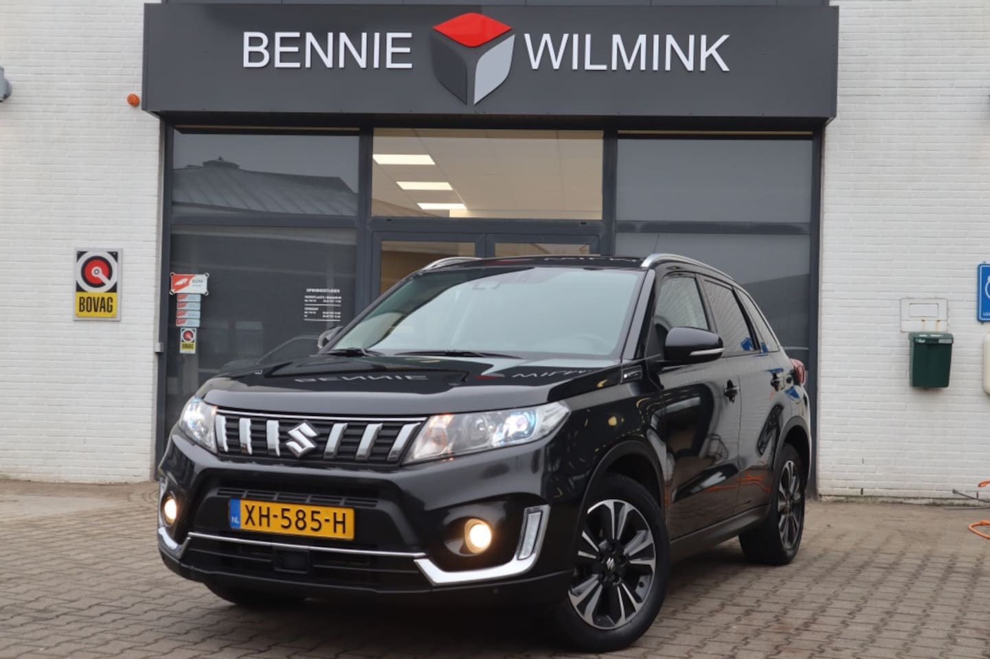 Suzuki Vitara - 1.4 BoosterJet Stijl Automaat Trekhaak/PanoDak/AdaptiveCruise - AutoWereld.nl