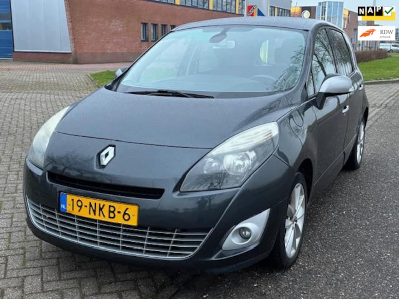 Renault Scénic - 1.6 Celsium ECC Audio-CD/MP3 Navigatie Electric pakket ESP TCS LMV 17" Cruisecontrol ABS E - AutoWereld.nl