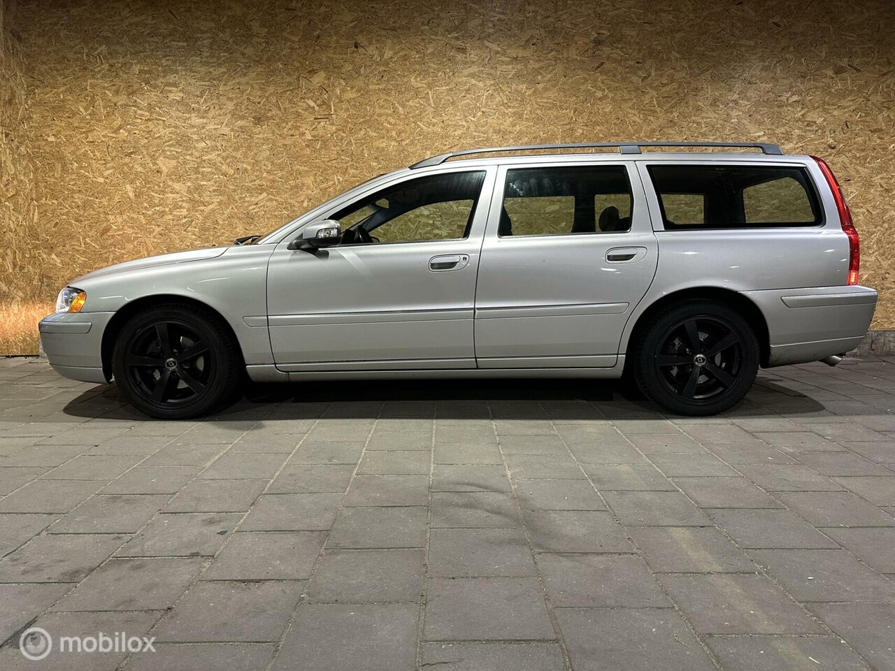 Volvo V70 - 2.4 D5 185pk Handgesch. - goed onderh. - AutoWereld.nl