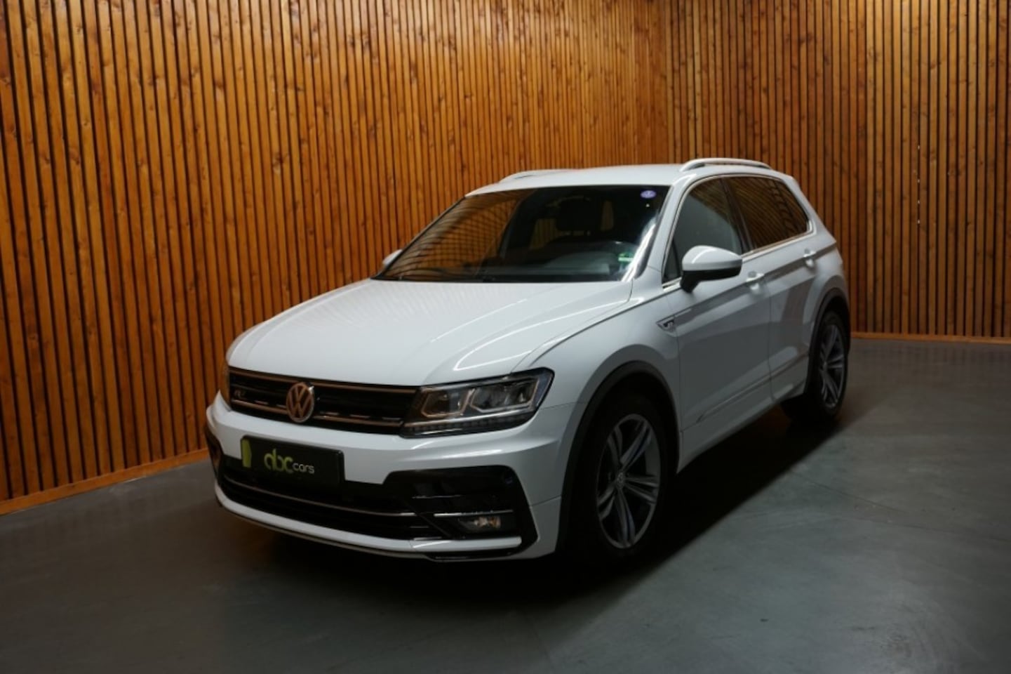 Volkswagen Tiguan - 1.5 TSI HIGHLINE BUSINESS R-LINE AUTOMAAT - AutoWereld.nl