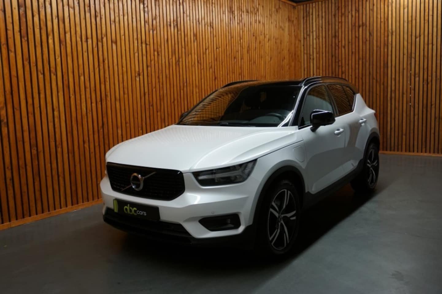 Volvo XC40 - 1.5 T5 PLUGIN HYBRIDE R-DESIGN AUTOMAAT/ PANODAK - AutoWereld.nl